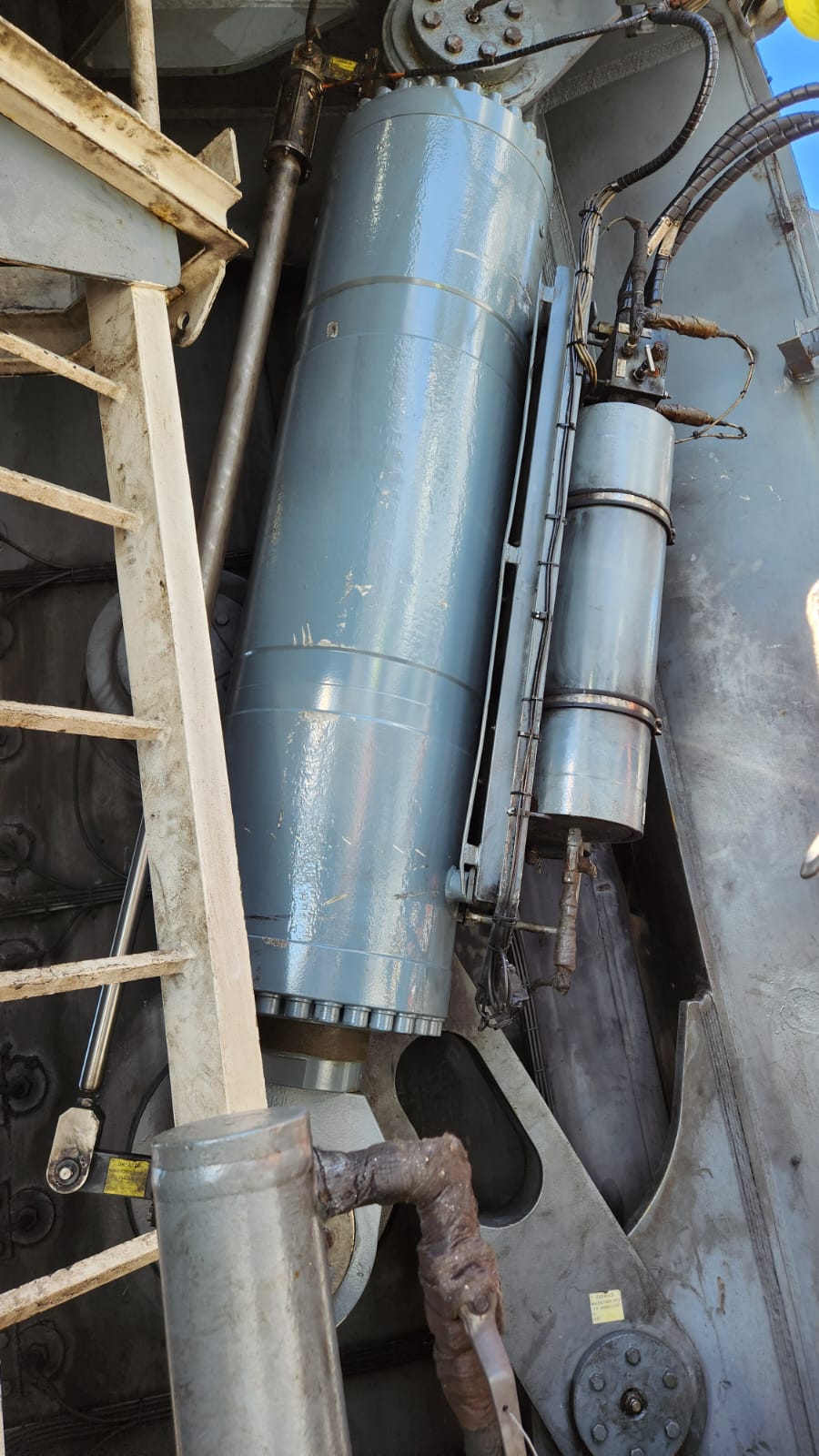 Tensioner squeeze system hydraulic cylinder replacement — Seven Arctic