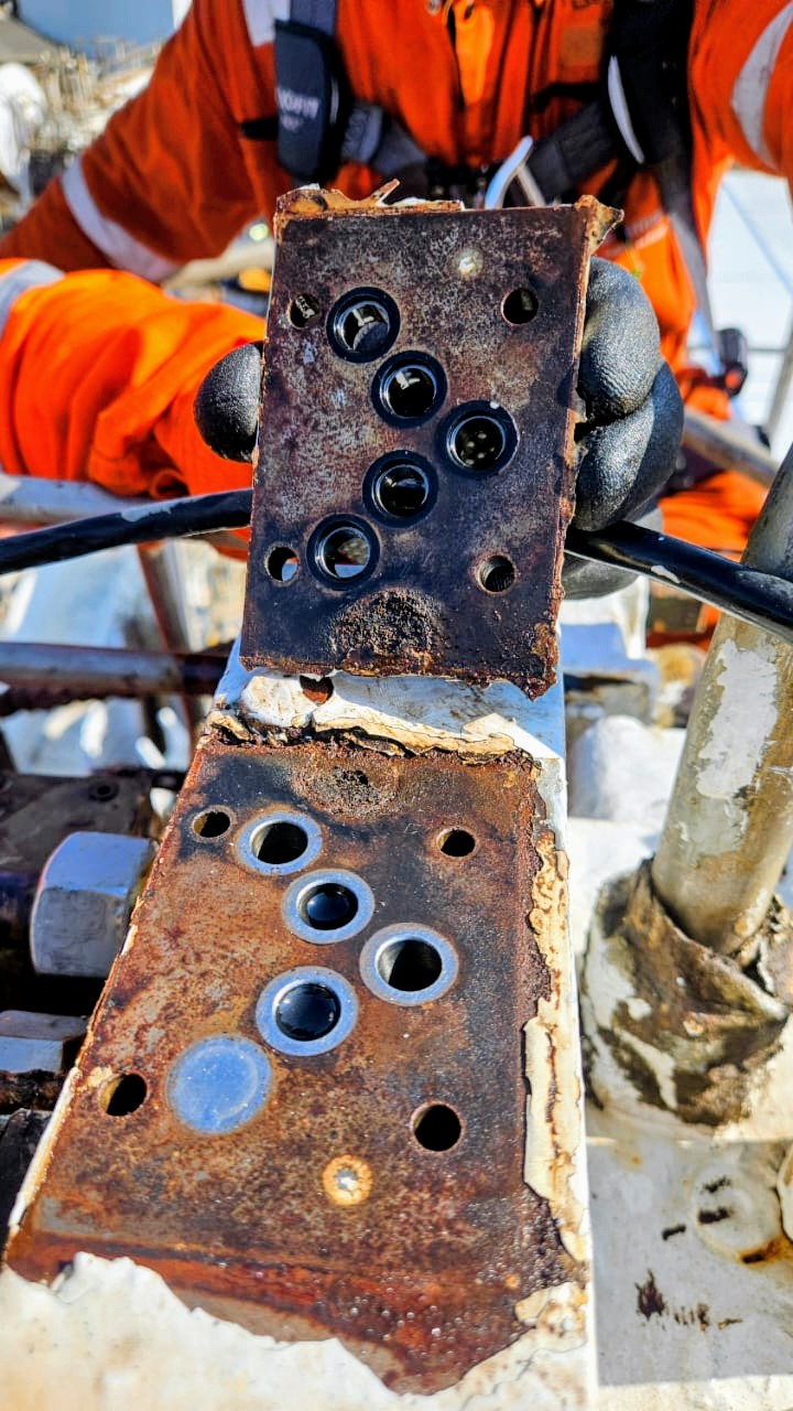Damaged crane hydraulic system valve